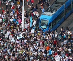 01.06.2017., Zagreb - Prosvjedna akcija Cekajuci tramvaj zvan obrazovna reforma na Trgu bana Jelacica, sa zahtjevom za razrjesenjem ministra obrazovanja Pave Barisica te razrjesenjem i ponavljanjem natjecaja u strucnim tijelima za provedbu kurikularne reforme. Prosvjed organizira inicijativa GOOD - Gradjanski odgoj i obrazovanje koja porucuje kako je obrazovna reforma i dalje hrvatski javni interes te da Hrvatska moze bolje od aktualne politicke garniture.
Photo: Zeljko Lukunic/PIXSELL