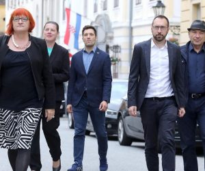 16.06.2020., Zagreb - Ispred Stare gradske vijecnice odrzana je konferencija za medije koalicije Mozemo!, Nova ljevica, Radnicka fronta, ORaH, Zagreb je nas! i Za grad povodom podrske koju koaliciji na parlamentarnim izborima pruza Nezavisna lista Zagreb. Rada Boric, Tomislav Tomasevic, Marijana Sumpor Photo: Patrik Macek/PIXSELL