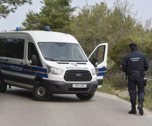 13.04.2020., Sibenik - Policija je i ovoga produzenog vikenda zatvorila sve prilaze setnici u kanalu SV.Ante kako bi onemogucila gradjane u okupljanjima.
Photo: Hrvoje Jelavic/PIXSELL