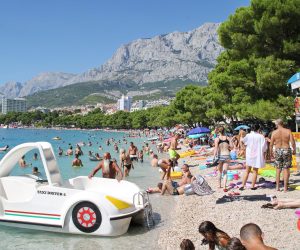 Makarska, 07.08.2020 - Turisti na plai u Makarskoj. foto HINA/ Jure DIVIÆ/ ik