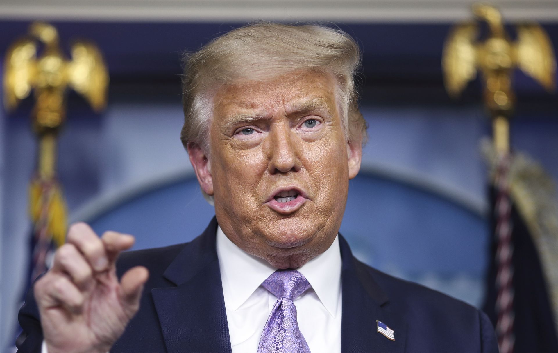 epa08602138 US President Donald J. Trump holds a press briefing in the Brady Press Briefing Room of the White House, in Washington, DC, USA, 13 August 2020.  EPA/Oliver Contreras / POOL