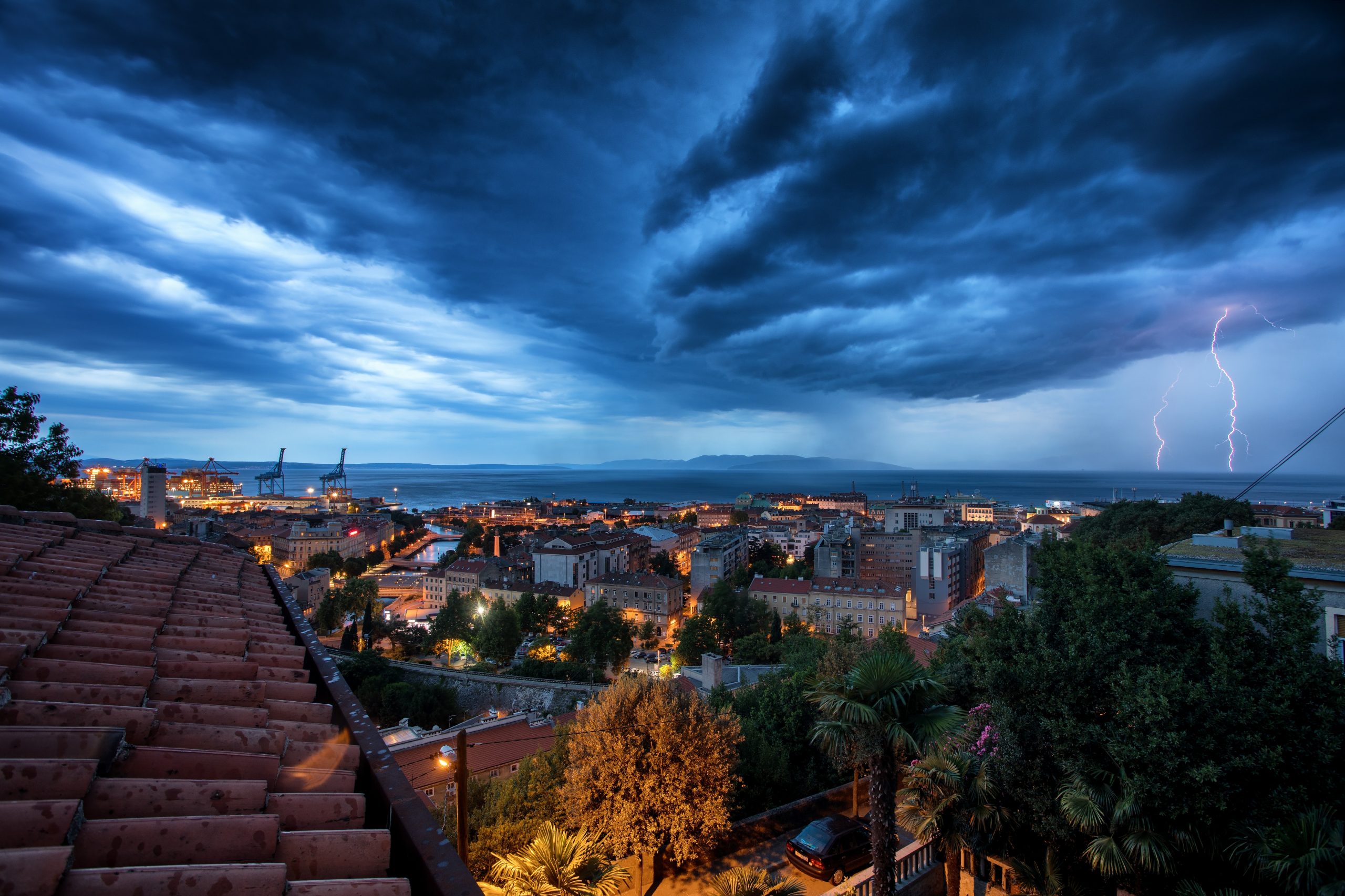 11.07.2020., Rijeka - Stigla najavljena promjena vremena pracena kisom vjetrom i grmljavinom. Photo: Nel Pavletic/PIXSELL