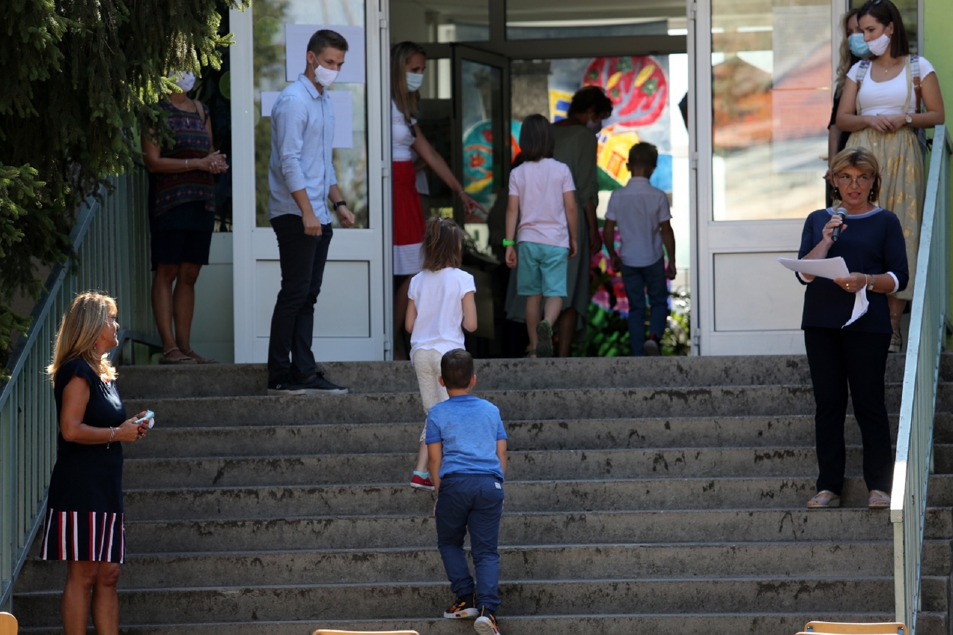 29.08.2020., Rijeka - Prvi dan skole za ucenike prvih razreda u osnovnoj skoli Trsat. Prvasici su dosli u pratnji roditelja gdje ih je pozdravila ravnateljica Sonja Lefler.
Photo: Goran Kovacic/PIXSELL