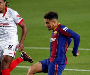 epa08721103 FC Barcelona's Philippe Coutinho (C) scores the 1-1 tie during the Spanish LaLiga soccer match between FC Barcelona and Sevilla FC at Camp Nou stadium in Barcelona, Catalonia, Spain, 04 October 2020.  EPA/ALBERTO ESTEVEZ