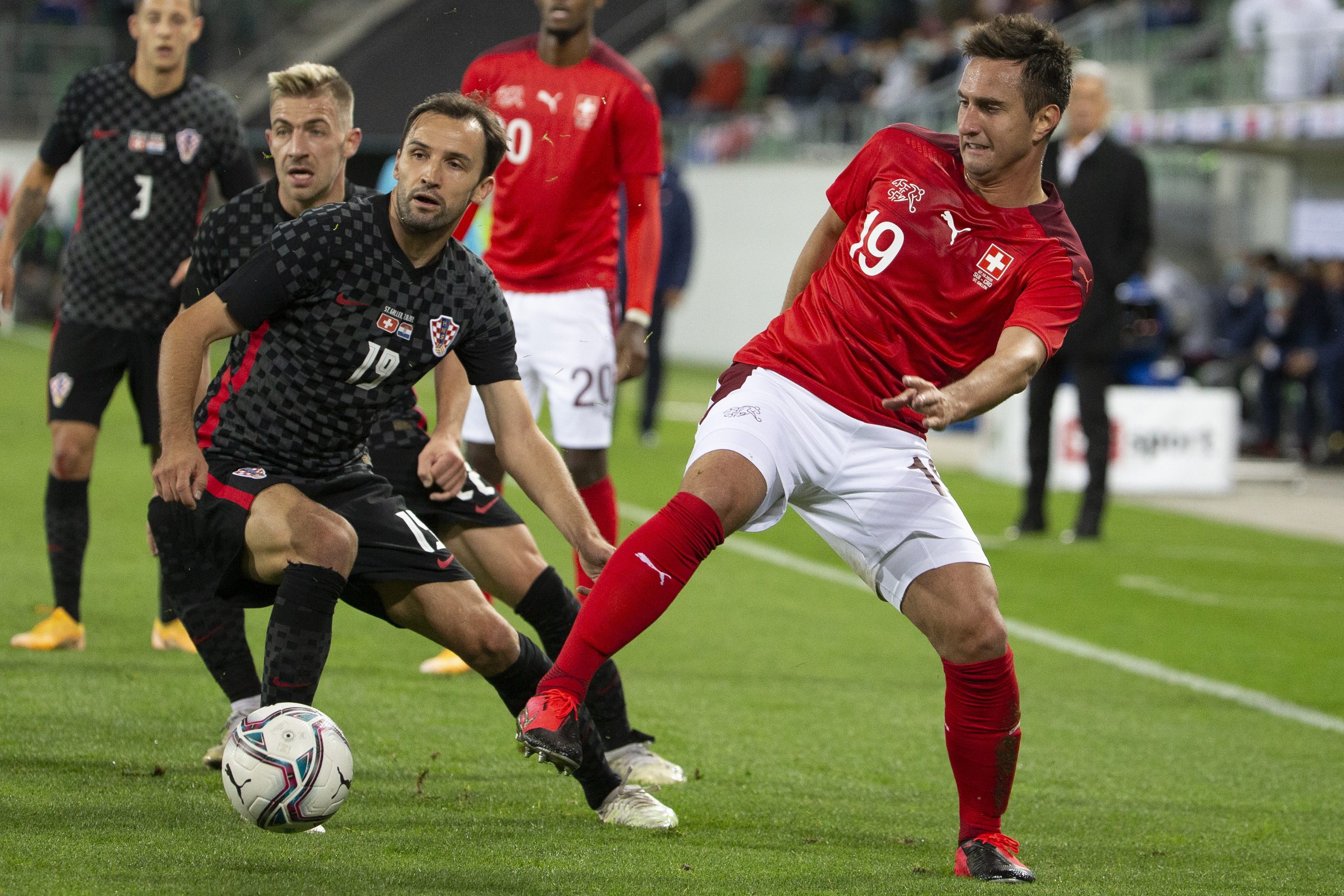 epa08727567 Croatia's midfielder Milan Badelj (L) fights for the ball with Switzerland's forward Mario Gavranovic during the international friendly soccer match between the national soccer teams of Switzerland and Croatia, at the Kybunpark stadium in St. Gallen, Switzerland, 07 October 2020.  EPA/SALVATORE DI NOLFI