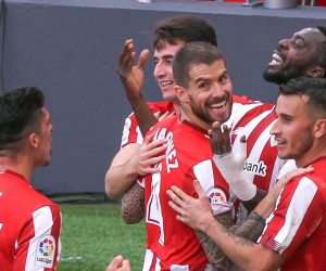 epa08755331 Athletic Bilbao's striker Inaki Williams (2-R) celebrates with teammates after scoring the 2-0 during the Spanish LaLiga soccer match between Athletic Bilbao and Levante UD held at San Mames stadium in Bilbao, Spain, 18 October 2020.  EPA/MIGUEL TONA