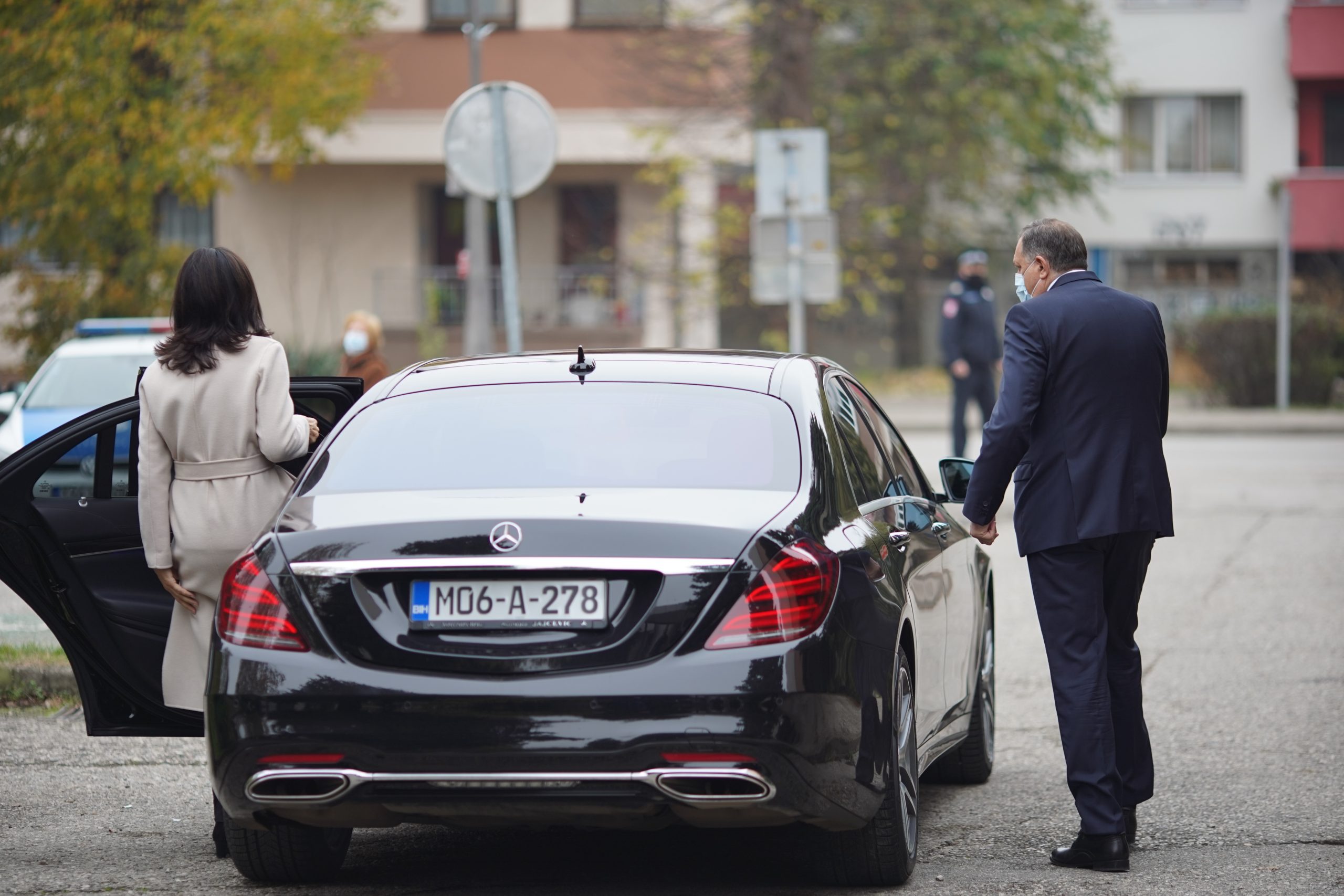 15.11.2020., Laktasi, Bosna i Hercegovina – Milorad Dodik, clan Predsjednistva BiH iz redova srpskog naroda, glasao je na birackom mjestu u Dom kulture u Laktasima. Dosao je u pratnji supruge Snjezane, a svoj trenutak za glasanje je cekao u redu kao i drugi gradjani. U izjavi medijima nakon glasanja rekao je kako ocekuje vaznu pobjedu. Photo: Dejan Rakita/PIXSELL