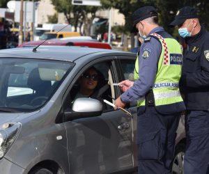 30.10.2020., Sibenik - Odjel za sigurnost cestovnog prometa Policijske uprave Sibensko-kninske u suradnji sa Gradom Sibenikom i TZ Sibenik organizirao je akciju Dan ljubaznosti u prometu, s ciljem poticanja tolerantnijih odnosa izmedju pjesaka i vozaca. Dvadeset vozaca koji su postovali prednost pjesaka nagradjani su od Ministarstva untarnjih poslova i TZ Grada Sibenika.
Photo: Hrvoje Jelavic/PIXSELL