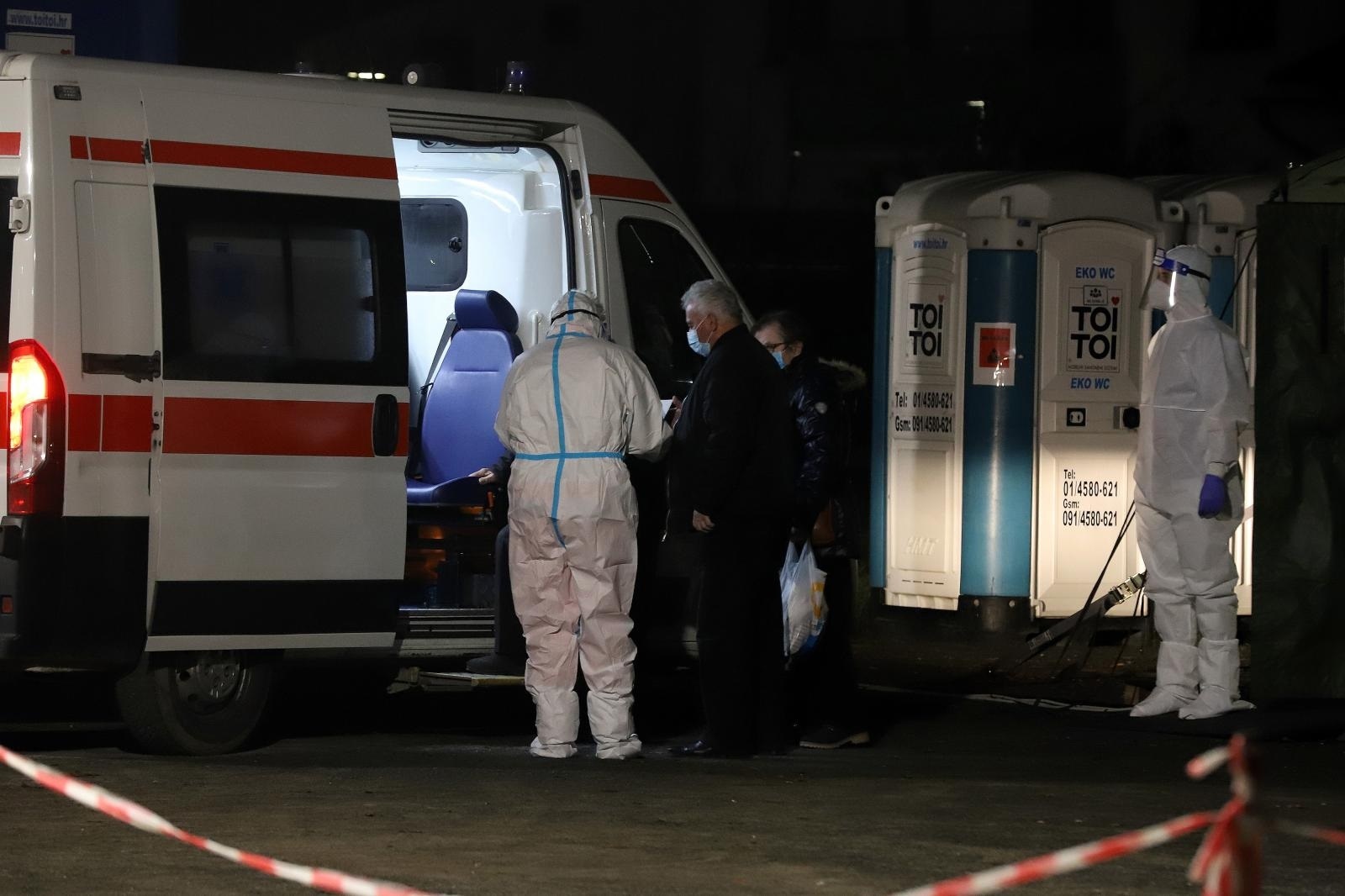 24.11.2020., Varazdin - Satori u krugu Opce bolnice sluze kao cekaonice za bolesnike koje odvoze dalje. Photo: Vjeran Zganec Rogulja/PIXSELL