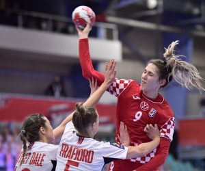 epa08879874 Camila Micijevic (C) of Croatia is blocked by Kari Dale (L) and Marit Frafjord of Norway,  during the EHF EURO 2020 European Women's Handball Main Round - Group II match between Croatia and Norway at Sydbank Arena in Kolding, Denmark, 12 December 2020.  EPA/Bo Amstrup  DENMARK OUT