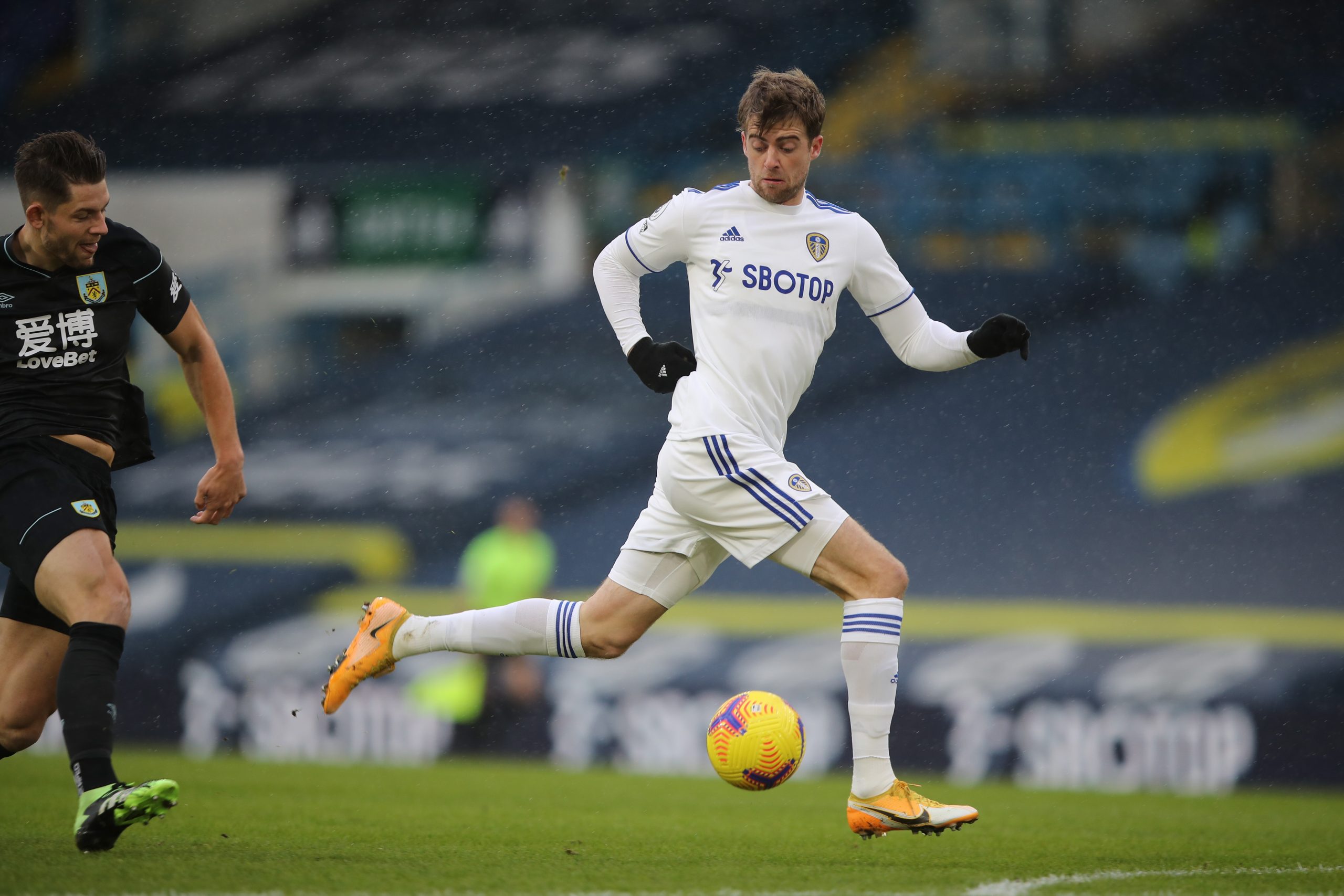 epa08906150 Patrick Bamford (R) of Leeds in action during the English Premier League soccer match between Leeds United and Burnley FC in Leeds, Britain, 27 December 2020.  EPA/Molly Darlington / POOL EDITORIAL USE ONLY. No use with unauthorized audio, video, data, fixture lists, club/league logos or 'live' services. Online in-match use limited to 120 images, no video emulation. No use in betting, games or single club/league/player publications.