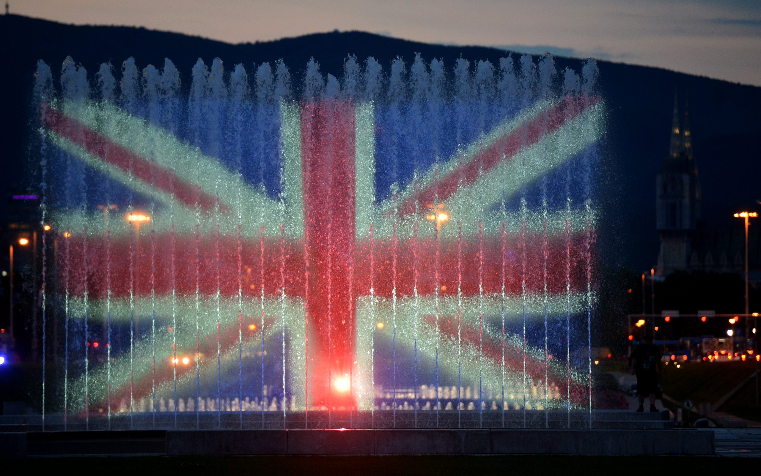 23.05.2017., Zagreb -  U spomen na zrtve teroristickog napada u Manchesteru Zagrebacke fontane osvijetljene bojama Velike Britanije. Photo: Marko Prpic/PIXSELL