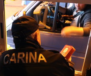 28.04.2015., Bajakovo - Carinski sluzbenici i granicna policija u obavljanju njihovog svakodnevnog posla. Pregled vozila i putovnica, obilazak terena u potrazi za ilegalnim prelascima granice te krijumcarenja nedozvoljene robe. Photo: Marko Mrkonjic/PIXSELL