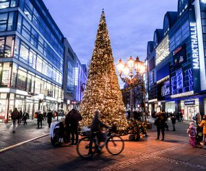 epa08884191 People walk at the Berlin's major shopping street Wilmersdorfer Street in Berlin, Germany, 14 December 2020. As the number of cases of the COVID-19 disease caused by the SARS-CoV-2 coronavirus is still rising throughout Germany, the government has imposed a second hard lockdown with businesses closing from 16 December on until 10 January 2021  EPA/FILIP SINGER