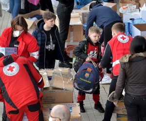 Zadar, 30.12.2020. - Humanitarna pomoæ za stradale u razornom potresu u Petrinji i Sisku nesmanjenom brzinom jos od sinoæ priste na vie mjesta u gradu. Graðani su polusali apel Crvenog kria da sada donesu hranu i higijenske potreptine, buduæi da za odjeæom i prekrivaèima vie nema potrebe. Na slici prikupljanje pomoæi ispred dvorane na Vinjiku koje koordiniraju Crveni kri i Civilna zatita. 
foto HINA/ ua