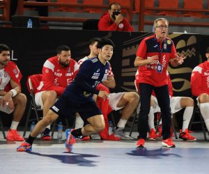 epa08939908 A handout photo made available by Egypt Handball 2021 of Croatian coach Lino Cervar (R) during the match between Croatia and Japan at the 27th Men's Handball World Championship in Alexandria, Egypt, 15 January 2021.  EPA/Hazem Gouda / Egypt Handball 2021 HANDOUT  SHUTTERSTOCK OUT HANDOUT EDITORIAL USE ONLY/NO SALES