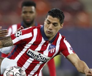 epa09032642 Atletico's Luis Suarez (R) in action against Chelsea’s Tammy Abraham (L) during the UEFA Champions League round of 16, first leg soccer match between Atletico Madrid and Chelsea FC in Bucharest, Romania, 23 February 2021.  EPA/ROBERT GHEMENT