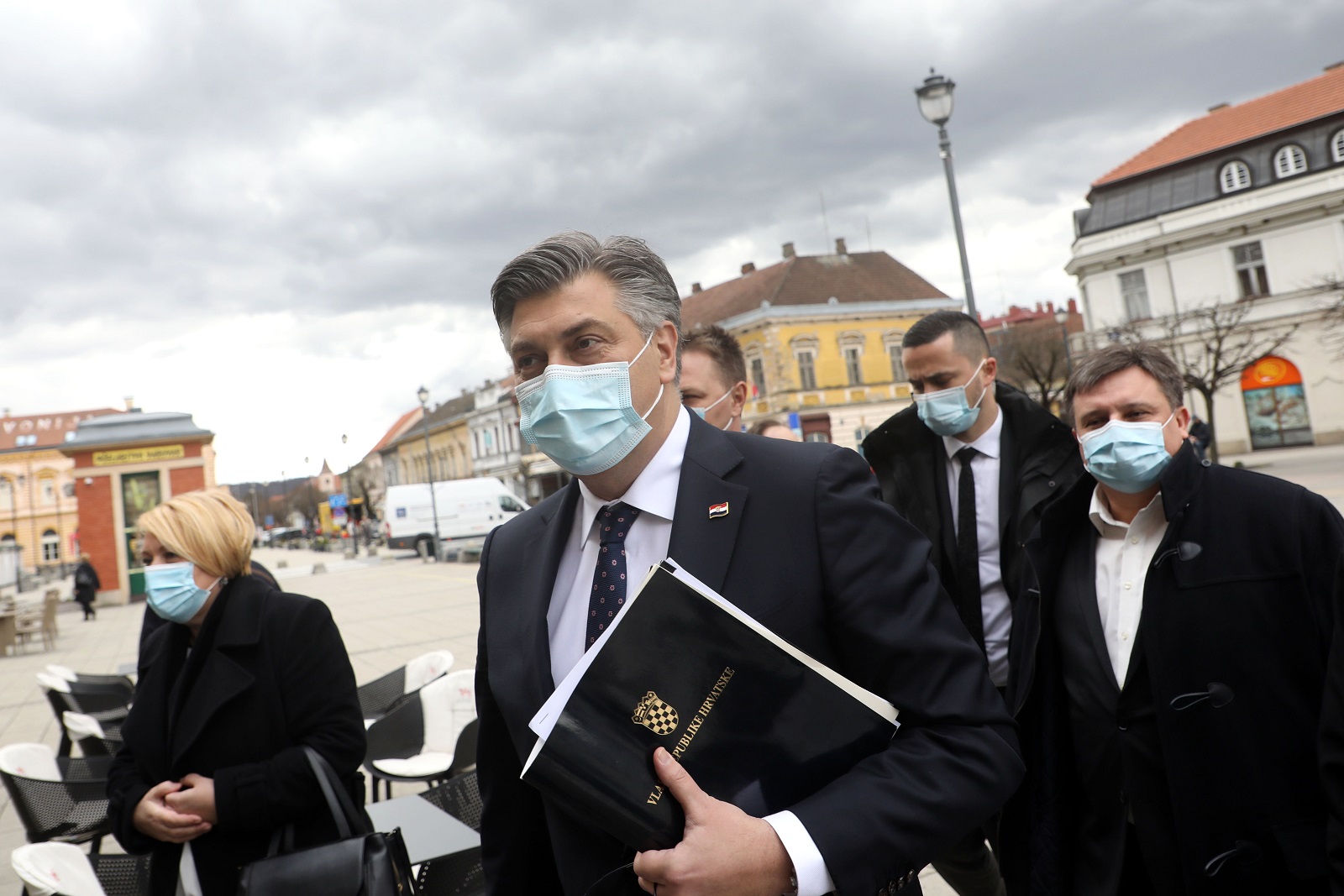 Daruvar, 16.03.2021. - Predsjednik Vlade Andrej Plenković posjet Bjelovarsko-bilogorskoj županiji započeo je u Daruvaru. Na fotografiji Andrej Plenković, Miro Totgergegli u šetnji centrom Daruvara. foto HINA/ Lana SLIVAR DOMINIĆ/ lsd