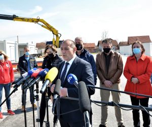 Glina, 27.3.2021.- Na podruèju Gline zavreno je postavljanje kontejnerskog naselja "Mali dom" od 38 stambenih kontejnera. Na slici potpredsjednik Vlade i ravnatelj Stoera za saniranje posljedica potresa Tomo Medved. 
foto HINA/ Mladen VOLARIÆ/ ua