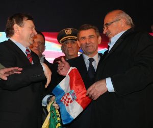 16.11.2012., Zagreb - Okupljeni gradjani na Trgu bana Jelacica docekali generale Antu Gotovinu i Mladena Markaca kako bi proslavili oslobadjajucu hasku presudu. Mladen Markac, Ante Gotovina, Ivan Cermak. 
Photo: Marko Prpic/PIXSELL