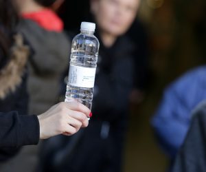 21.03.2015., Zagreb - Uoci sutrasnjeg svjetskog dana vode, volonterke dijele boce vode kod trgovackog centra Cvjetni. Photo: Grgur Zucko/PIXSELL