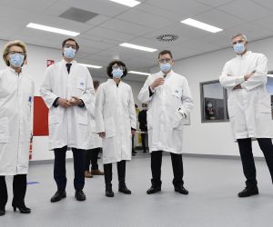 epa09155011 (L-R) European Commission President Ursula von der Leyen, Belgium's Prime Minister Alexander De Croo,  German scientist, CMO and co-founder of BioNTech Ozlem Tureci, Pfizer CEO Albert Bourla and Pfizer Manufacturing Belgium's Managing Director Luc Van Steenwinkel  oversee the production of the Pfizer-BioNtech Covid-19 vaccine during a visit of the factory of US pharmaceutical company Pfizer in Puurs, Belgium, 23 April 2021.  EPA/JOHN THYS / POOL