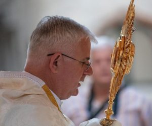 11.06.2020., Stara gradska jezgra, Dubrovnik - Krscani danas obiljezavaju svetkovinu Presvetog Tijela i Krvi Kristove - Tijelovo ili u nas poznatije kao Korosante. Svetkovina je to u spomen na ustanovljenje euharistije na Veliki cetvrtak, stoga je za veceras u 19 sati odrzano misno slavlje u dubrovackoj Katedrali koje je predvodio biskup Mate Uzinic, nakon cega je slijedila procesija s oltarskim sakramentom ulicama Grada.
Photo: Grgo Jelavic/PIXSELL