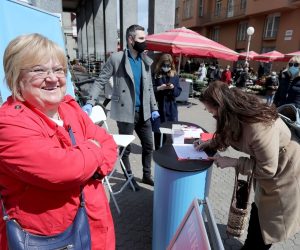 16.04.2021., Zagreb - Anka Mrak Taritas pocela je danas na Trgu bana Jalacica prikupljanje potpisa za kandidaturu na lokalnim izborima.
Photo: Patrik Macek/PIXSELL