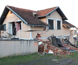 06.01.2021., Prekopa - Sisacko-moslavacka zupanija. Vlasnik jedne od medijski najeksponiranije porusene kuce u potresu je Stjepan Vrbanac. Skroman i vrlo pristojan gospodin sretan je sto je u trenutku potresa bio izvan kuce, a njegov bor koji je okitio prije potresa viri kroz prozor razrusene kuce i pogled na njega sa ceste nikoga nemoze ostaviti ravnodusnim. Photo: Sanjin Strukic/PIXSELL