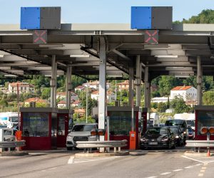 22.05.2020.. Plovanija - Strani drzavljani ulaze u Hrvatsku na granicnom prijelazu Kastel.
Photo: Srecko Niketic/PIXSELL