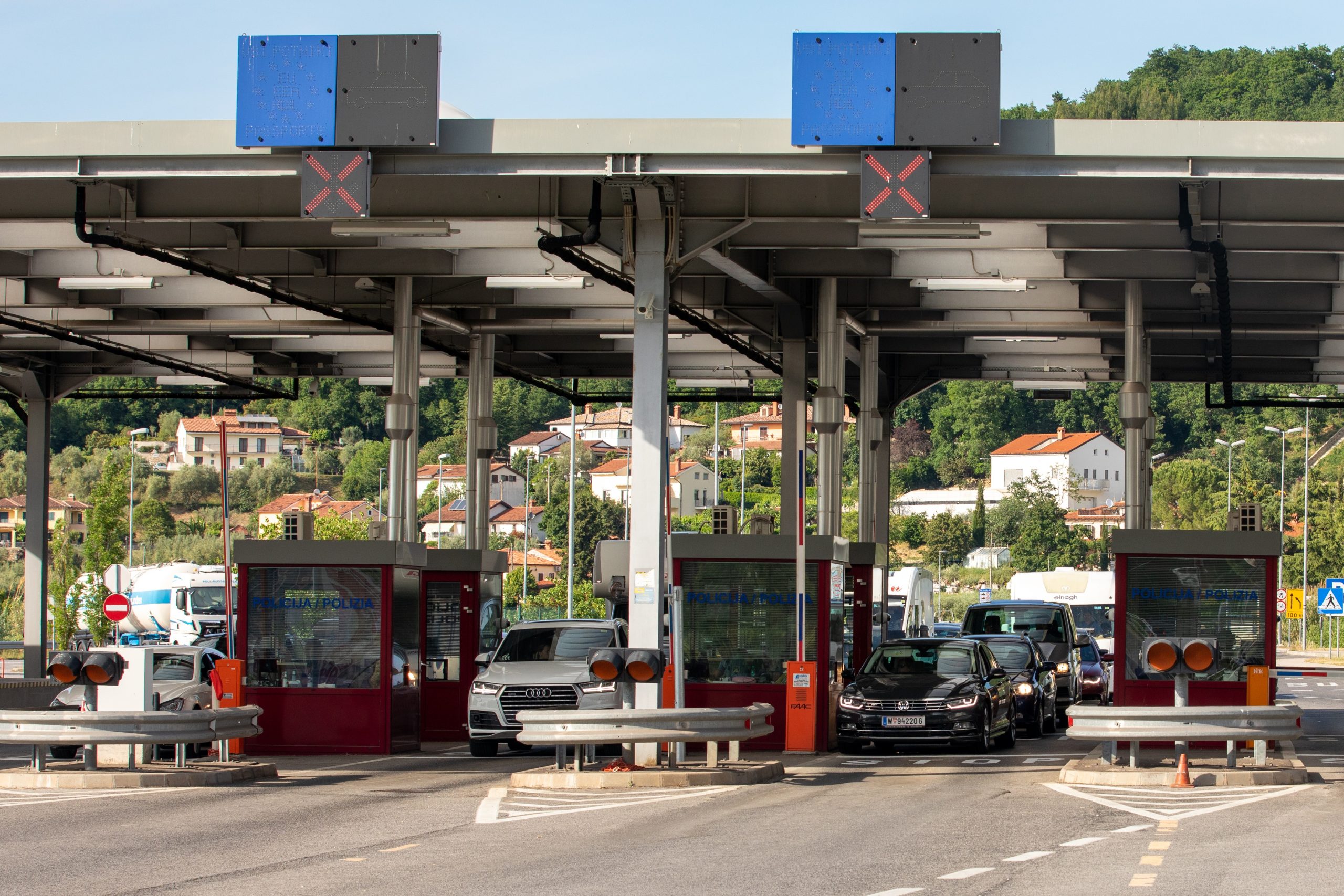 22.05.2020.. Plovanija - Strani drzavljani ulaze u Hrvatsku na granicnom prijelazu Kastel.
Photo: Srecko Niketic/PIXSELL