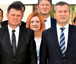 Varadin, 24.6.2021.- HDZ-ov Josip Krianiæ jednoglasno je izabran za predsjednika Skuptine Varadinske upanije na konstituirajuæoj sjednici u èetvrtak. Na slici Josip Krianiæ i upan Anðelko Strièak. 
foto HINA/  Sinia KALAJDIJA/ ua