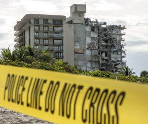 epaselect epa09299838 View of a 12-story condominium building that partially collapsed in Surfside, Florida, USA, 24 June 2021. Miami-Dade Fire Rescue officials said more than 80 units responded to the collapse at the condominium building near 88th Street and Collins Avenue just north of Miami Beach around 2 a.m. There are currently 99 people unaccounted for.  EPA/CRISTOBAL HERRERA-ULASHKEVICH