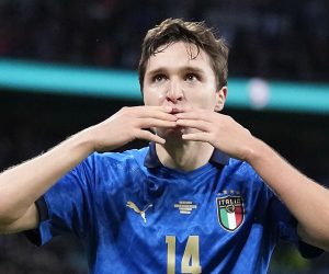 epa09327028 Federico Chiesa of Italy celebrates after scoring his team's first goal during the UEFA EURO 2020 semi final between Italy and Spain in London, Britain, 06 July 2021.  EPA/Frank Augstein / POOL (RESTRICTIONS: For editorial news reporting purposes only. Images must appear as still images and must not emulate match action video footage. Photographs published in online publications shall have an interval of at least 20 seconds between the posting.)