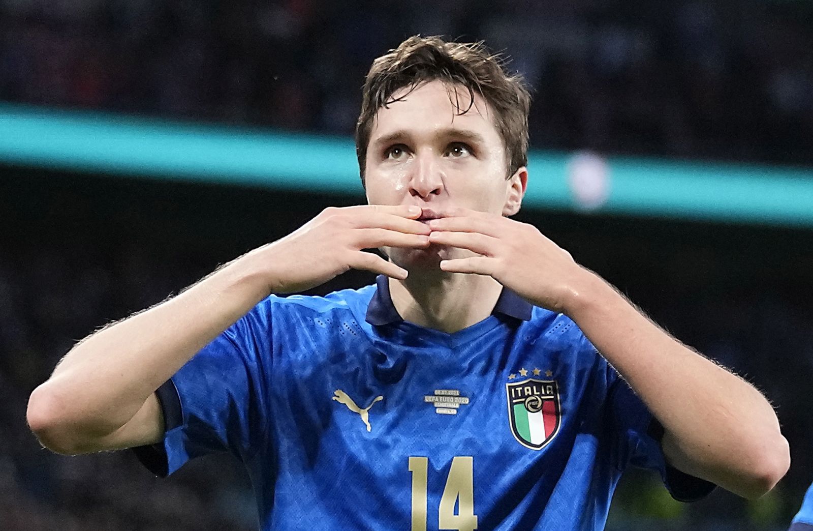 epa09327028 Federico Chiesa of Italy celebrates after scoring his team's first goal during the UEFA EURO 2020 semi final between Italy and Spain in London, Britain, 06 July 2021.  EPA/Frank Augstein / POOL (RESTRICTIONS: For editorial news reporting purposes only. Images must appear as still images and must not emulate match action video footage. Photographs published in online publications shall have an interval of at least 20 seconds between the posting.)