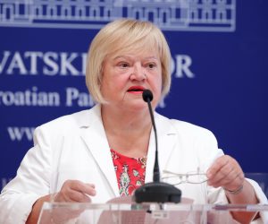 Zagreb, 07.07.2021 - Tiskovna konferencija zastupnice Anke Mrak-Taritaš na temu:  Zakon o trgovini – gušenje poduzetništva zbog nesposobnosti države. 
Na fotografiji Anka Mrak-Taritaš.
foto HINA/ Edvard ŠUŠAK/ es