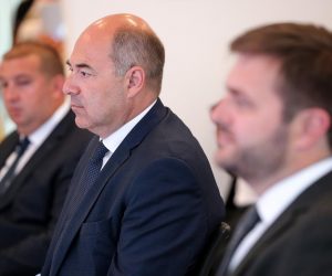 02.07.2020., Zagreb - Objava poziva za iskaz interesa zainteresiranim partnerima za razvoj i prodaju projekata obnovljivih izvora energije te predstavljanje suradnje s jedinicama lokalne samouprave na projektima suncanih elektrana. Predsjednik Uprave HEP-a Frane Barbaric i ministar zastite okolisa i energetike Tomislav Coric. 
Photo: Goran Stanzl/PIXSELL