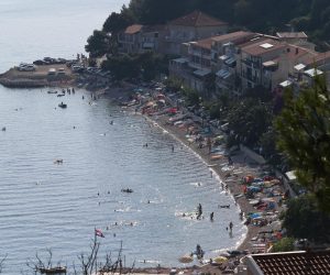 08.07.2015., Podgora - Kupaci na plazi u Podgori uzivaju u zadnjim zrakama sunca.
 Photo: Ivo Cagalj/PIXSELL