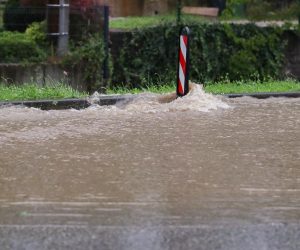 26.07.2020., Zagreb - Jako nevrijeme s kisom i tucom pogodilo je Crnomerec te je u ulici Fraterscica uzrokovalo vodenu bujicu i pucanje asfalta.  
Photo: Luka Stanzl/PIXSELL