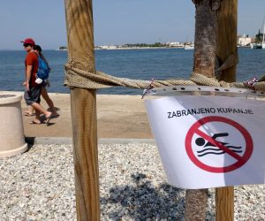 Zadar, 28.07.2021. - Na gradskoj plaži Jadran ponovno je radi puknuca cijevi fekalnih voda i izljeva u more zabranjeno kupanje. Foto HINA/Zvonko KUCELIN