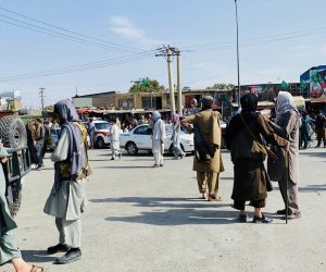 epa09421845 Taliban fighters stand guard as Afghans gather outside the Hamid Karzai International Airport to flee the country, in Kabul, Afghanistan, 20 August 2021. The Afghan interim council, formed to assist in the power transfer following President Ashraf Ghani's escape, has met several Taliban leaders to discuss issues related to control and security during the transition process. Fighting and violence have significantly reduced in Afghanistan with the surrender of the government troops and the resounding victory of the Taliban.  EPA/STRINGER