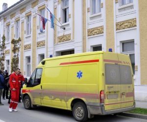 12.11.2013., Vukovar - Policija se sukobila s tri osobe koje su danas u 11 sati pokusale skinuti plocu s dvojezicnim natpisom, pri cemu je jedan od izgrednika ozlijeden. 
Photo: Goran Ferbezar/PIXSELL