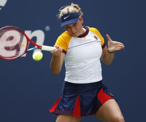 epa09437037 Donna Vekic of Croatia hits a return to Garbine Muguruza of Spain during their match on the first day of the US Open Tennis Championships the USTA National Tennis Center in Flushing Meadows, New York, USA, 30 August 2021. The US Open runs from 30 August through 12 September.  EPA/JOHN G. MABANGLO *** Local Caption *** 56335951