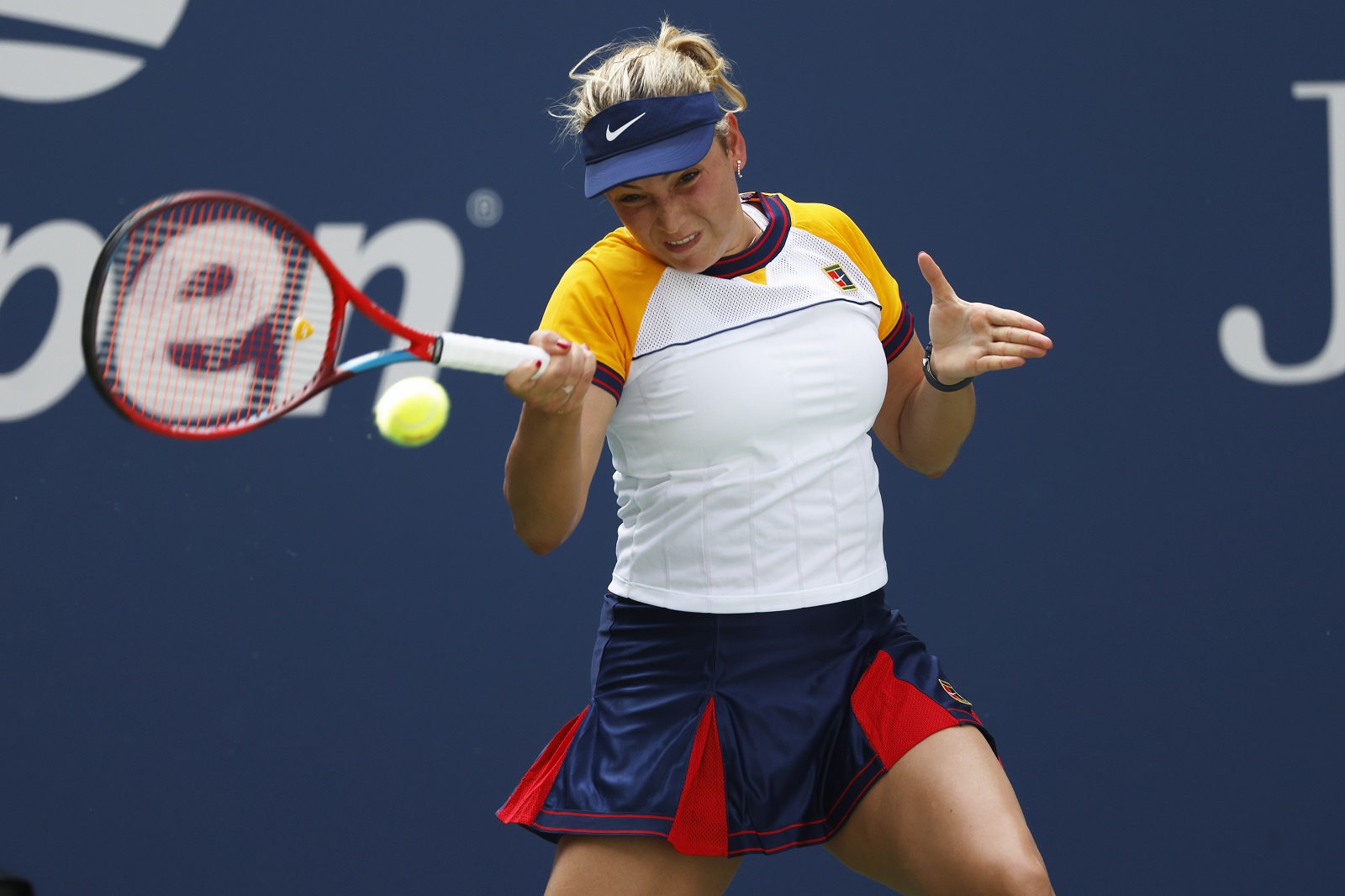 epa09437037 Donna Vekic of Croatia hits a return to Garbine Muguruza of Spain during their match on the first day of the US Open Tennis Championships the USTA National Tennis Center in Flushing Meadows, New York, USA, 30 August 2021. The US Open runs from 30 August through 12 September.  EPA/JOHN G. MABANGLO *** Local Caption *** 56335951