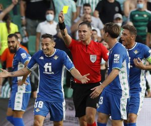 epa09471832 Croatian referee Fran Jovic 3-R) shows Real Betis' Jose Andre Guardado (2-L) a yellow card during a UEFA Europa League Group G soccer match between Real Betis and Celtic Glasgow at Benito Villamarin stadium in Sevilla, southern Spain, 16 September 2021.  EPA/JOSE MANUEL VIDAL