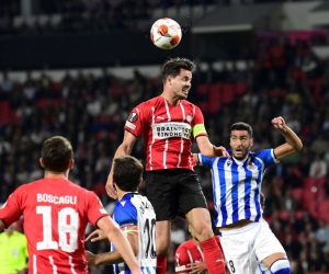 epa09472379 Marco van Ginkel (CL) of PSV Eindhoven and Mikel Merino of Real Sociedad in action during the UEFA Europa League group B soccer match between PSV Eindhoven and Real Sociedad at Phillips Stadium in Eindhoven, Netherlands, 16 September 2021.  EPA/OLAF KRAAK