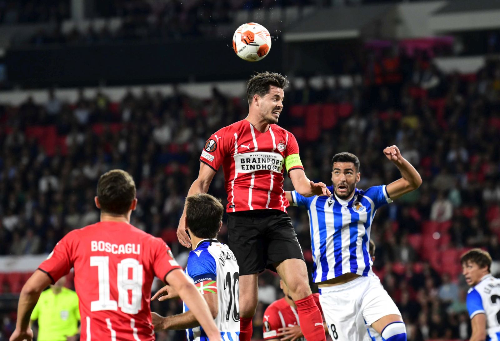 epa09472379 Marco van Ginkel (CL) of PSV Eindhoven and Mikel Merino of Real Sociedad in action during the UEFA Europa League group B soccer match between PSV Eindhoven and Real Sociedad at Phillips Stadium in Eindhoven, Netherlands, 16 September 2021.  EPA/OLAF KRAAK