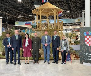 Budimpeta, 25.9.2021.- Hrvatska sudjeluje na najveæoj svjetskoj izlobi lova i prirode One With Nature koja je u subotu otvorena u Budimpeti, uz nastup Hrvatskih uma, Hrvatske gospodarske komore i Hrvatske turistièke zajednice,  priopæeno je iz Ministarstva poljoprivrede. Na otvorenju izlobe sudjelovali du ministrica poljoprivrede Marija Vuèkoviæ  s dravnim tajnikom imom Mriæem, ravnateljicom Uprave umarstva, lovstva i drvne industrije Renatom Ojuroviæ i suradnicima. 
foto HINA/ Ministarstvo poljoprivrede/ ua