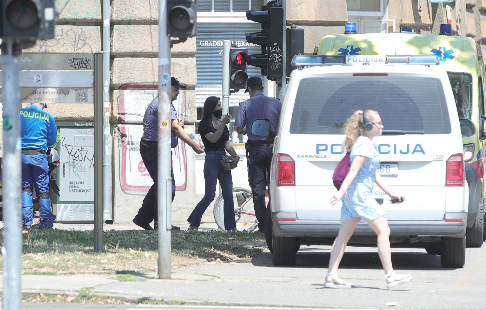 06.07.2021., Zagreb - Nalet osobnog vozila na pjesakinju. U Savskoj ulici preko puta hotela WestIn doslo je do prometne nesrece gdje je osobni automobil udario pjesakinju. Nakon nezgode prometna policija je izvrsila ocevid. Photo: Sanjin Strukic/PIXSELL