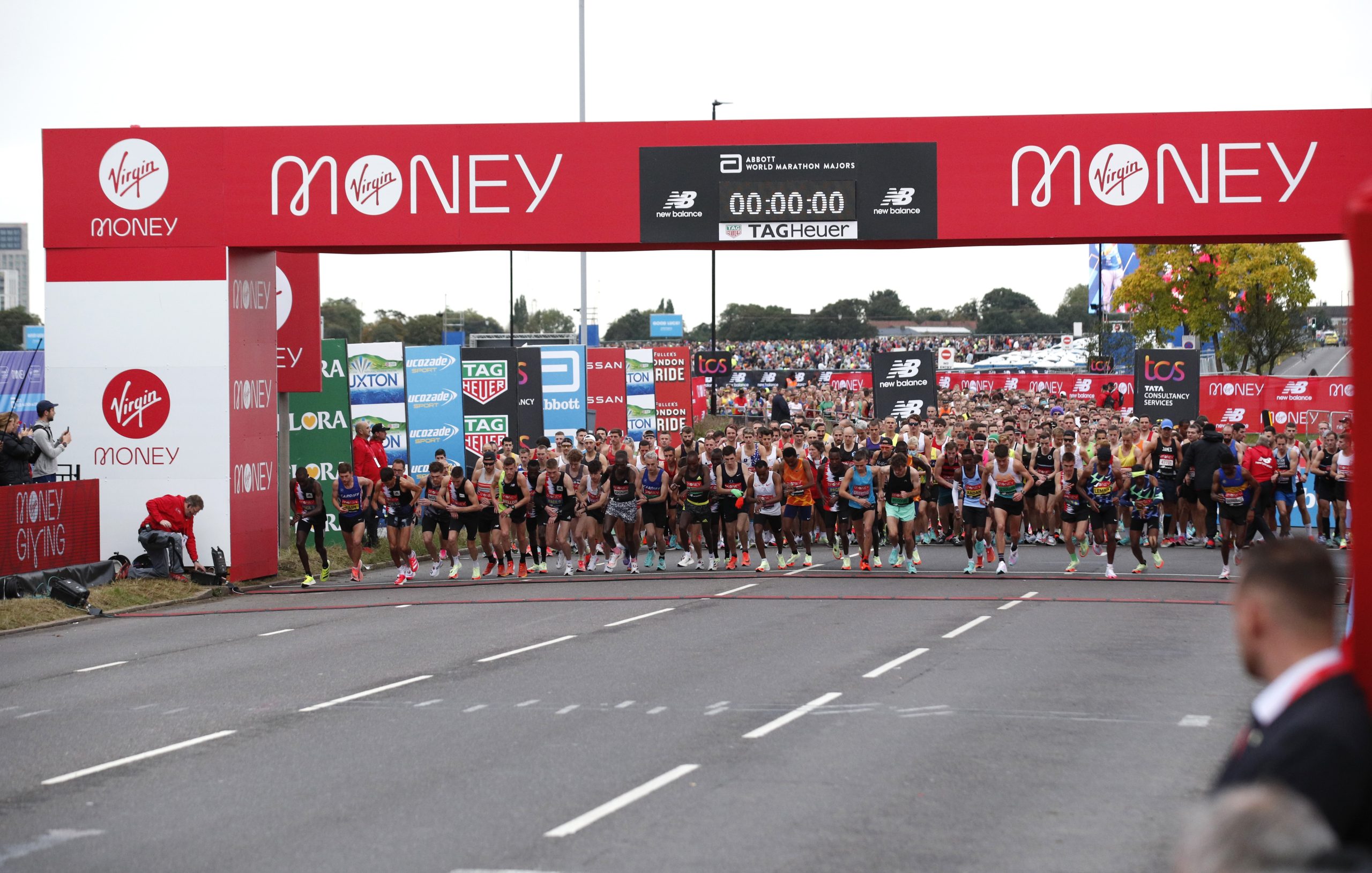 Athletics - London Marathon - London, Britain - October 3, 2021 The start of the elite men's race Action Images via Reuters/Andrew Boyers